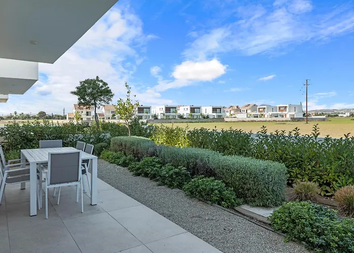 Serenity Waves 11 Lárnaca